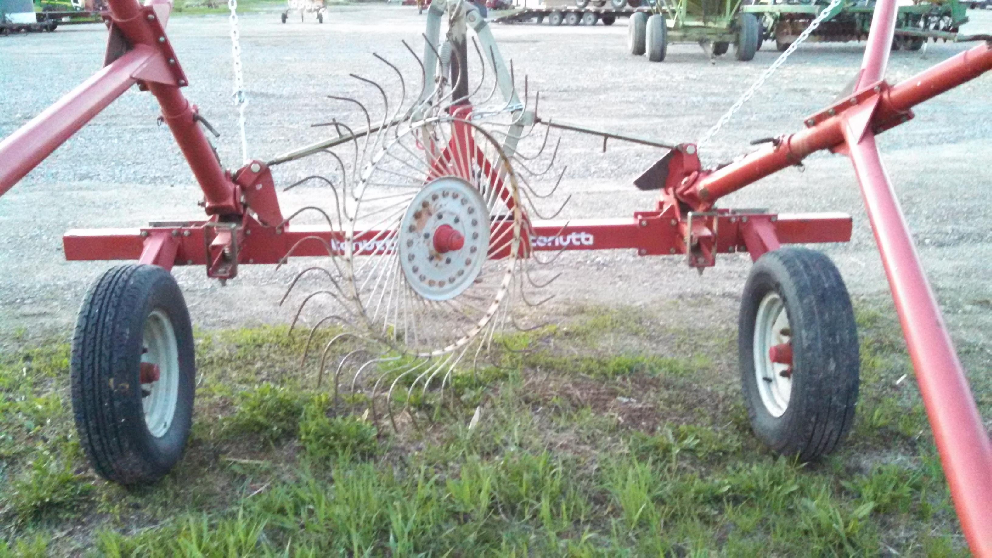 Tonutti 12 Wheel V Rake with Center Wheel