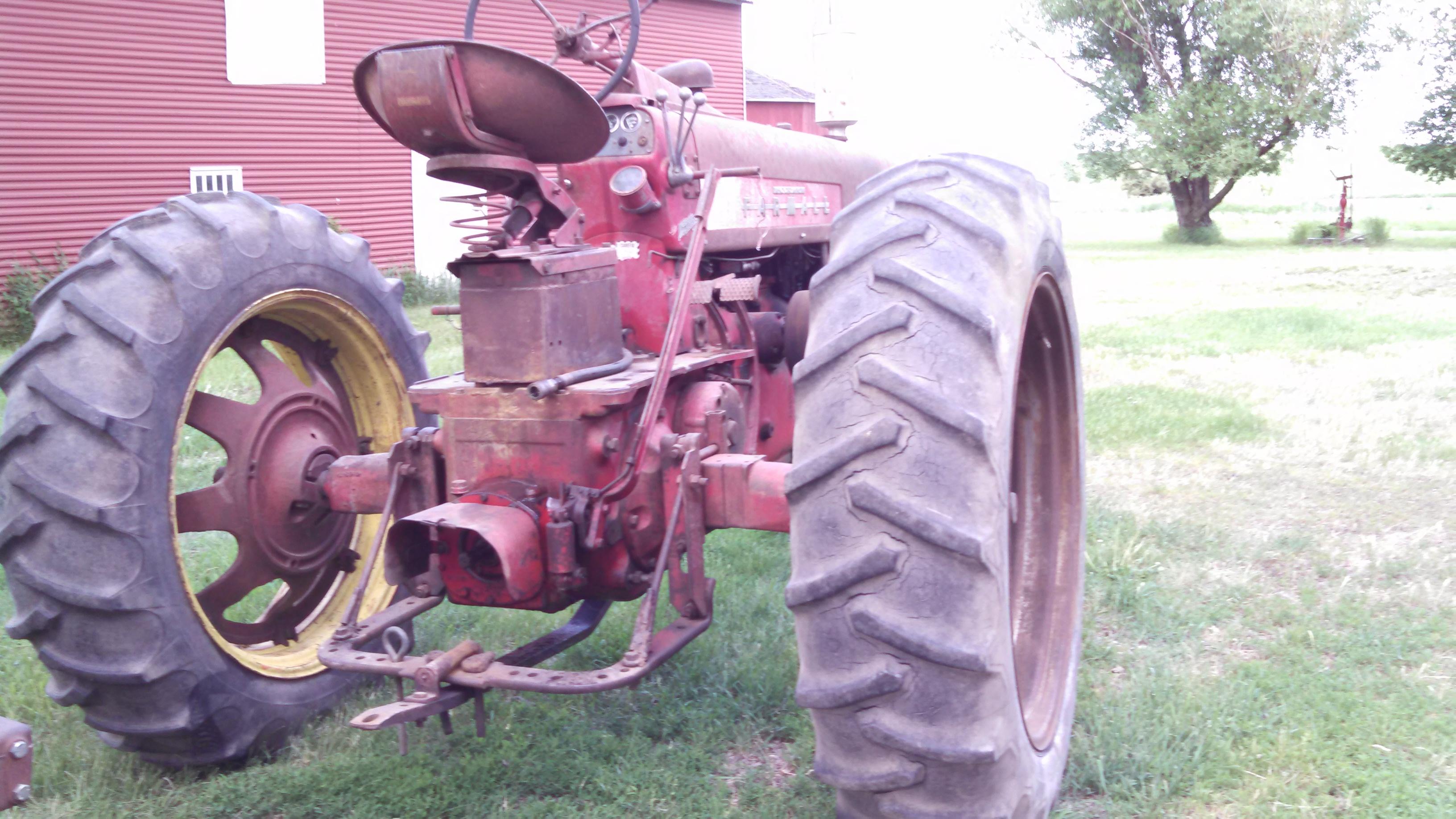 1957 IH 450 Diesel Tractor Narrow Front Draw Bar & Power Steering