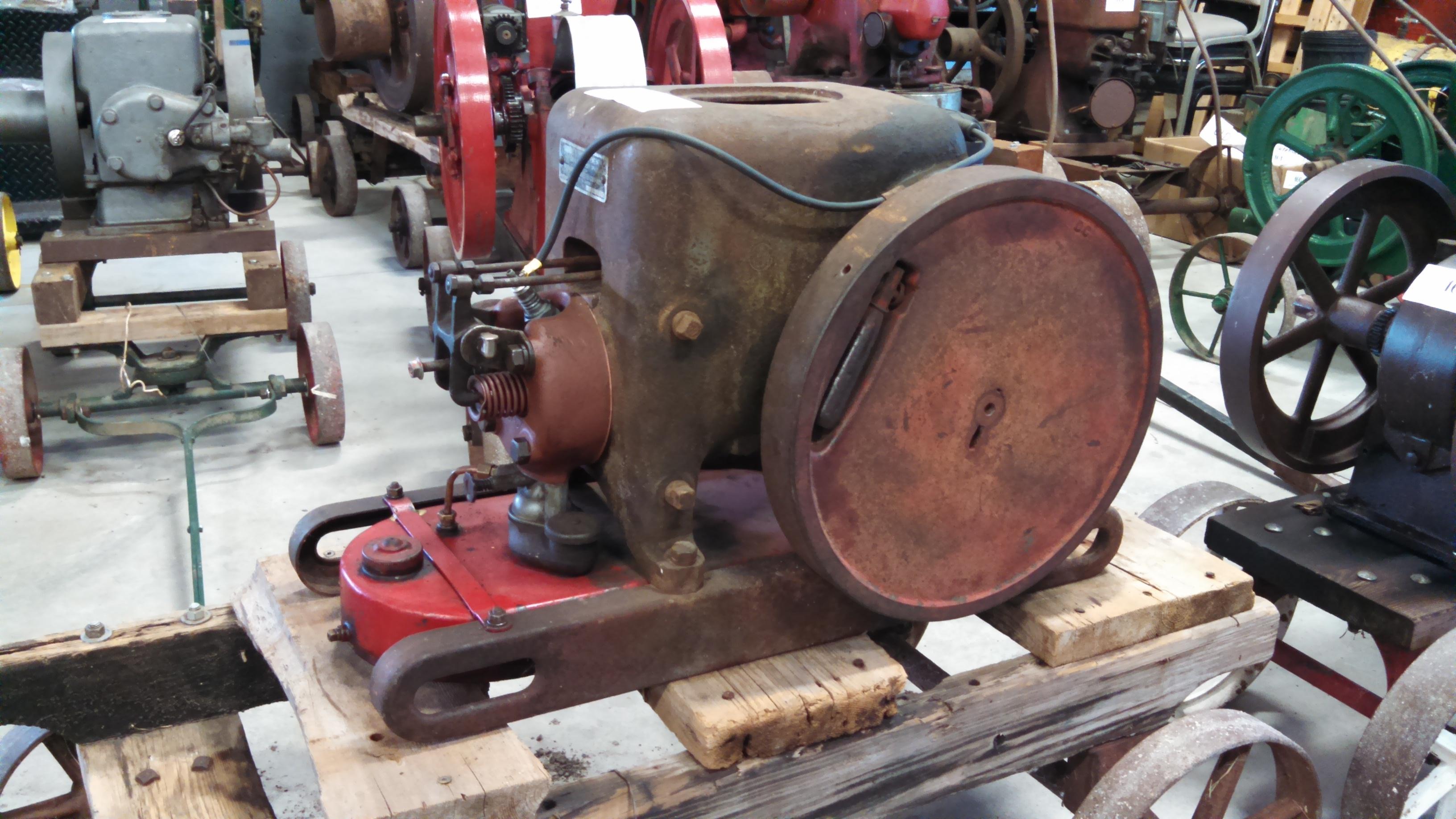 IH LA 1.5-2.5hp Gas Hit & Miss Engine on Cart