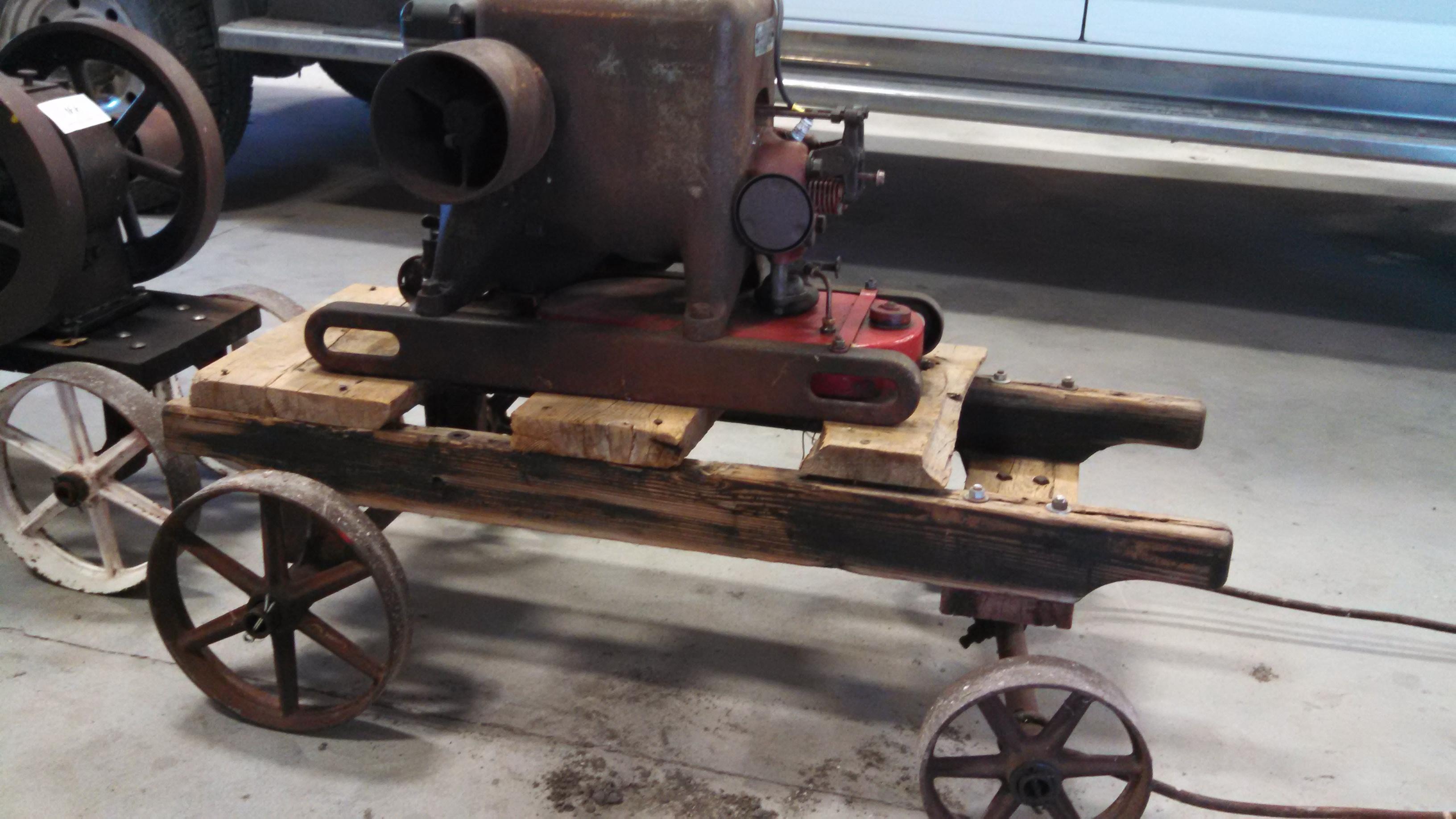 IH LA 1.5-2.5hp Gas Hit & Miss Engine on Cart