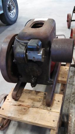 IH LA 1.5-2.5hp Gas Hit & Miss Engine on Cart