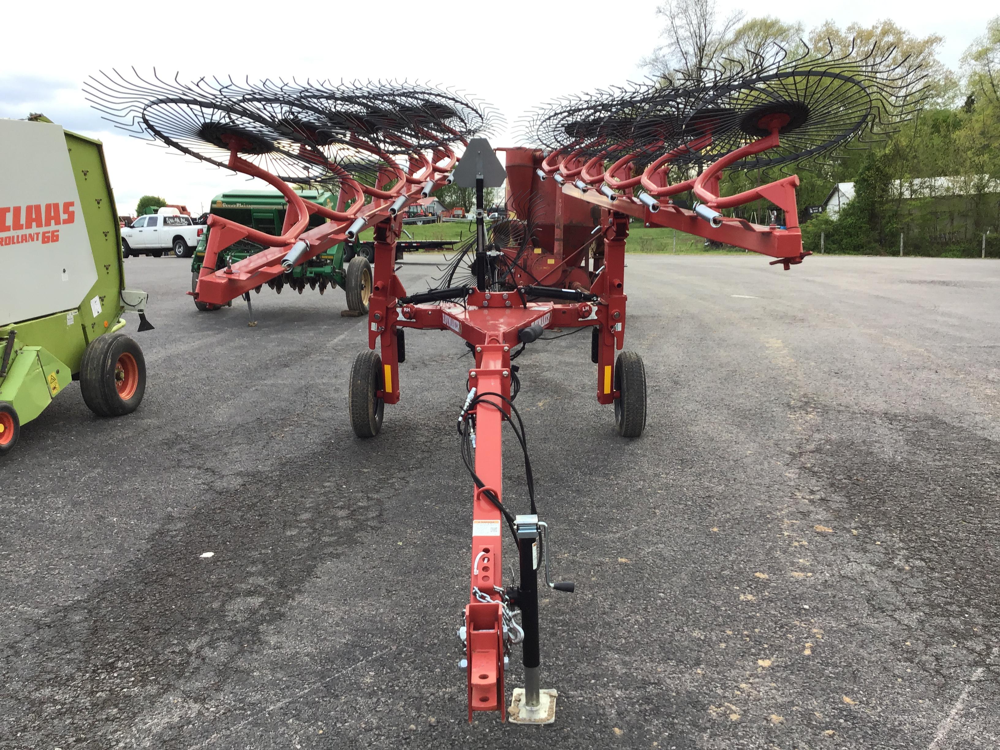 UNUSED 12 WHEEL BUSHOG BRAND V-RAKE W/ KICKER