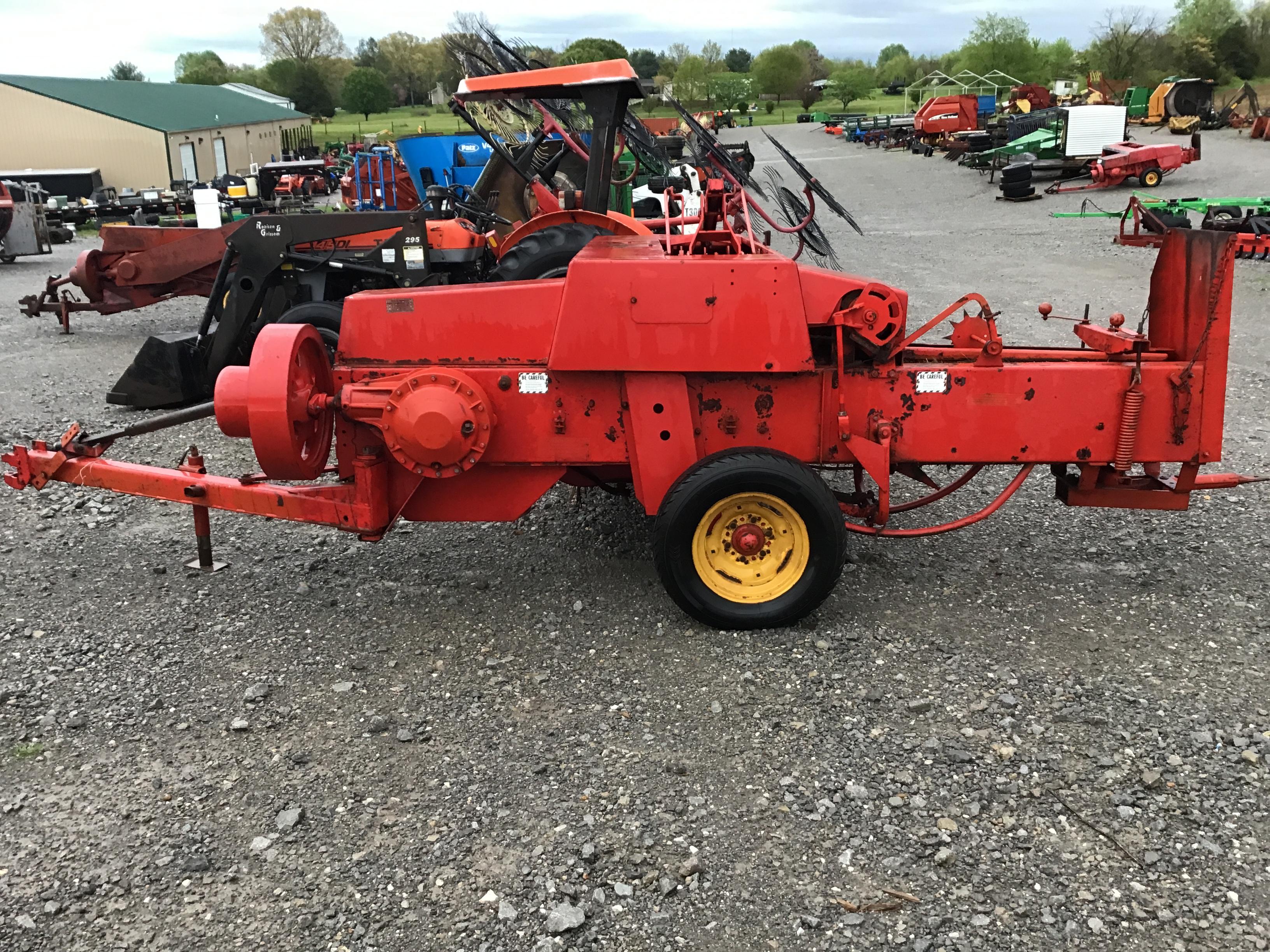124 MASSEY FERGUSON SQUARE BALER