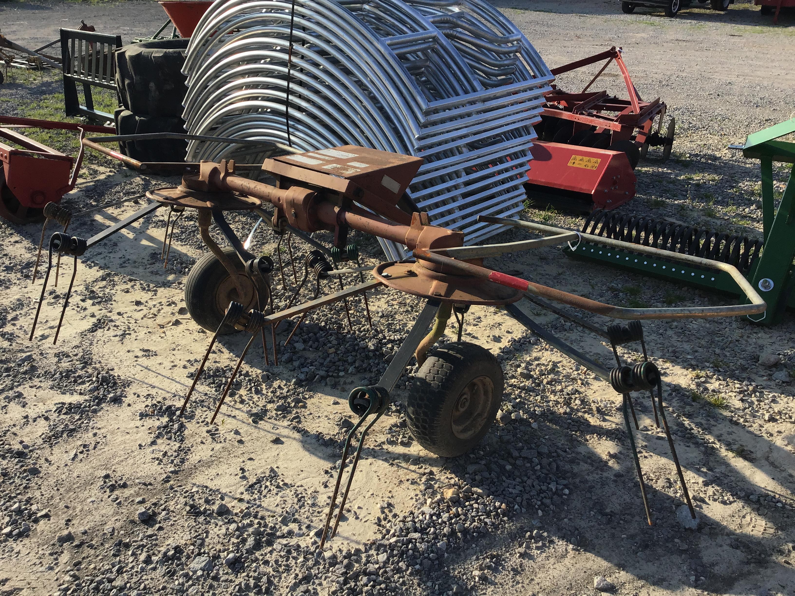 2 BASKET M&W HAY TEDDER