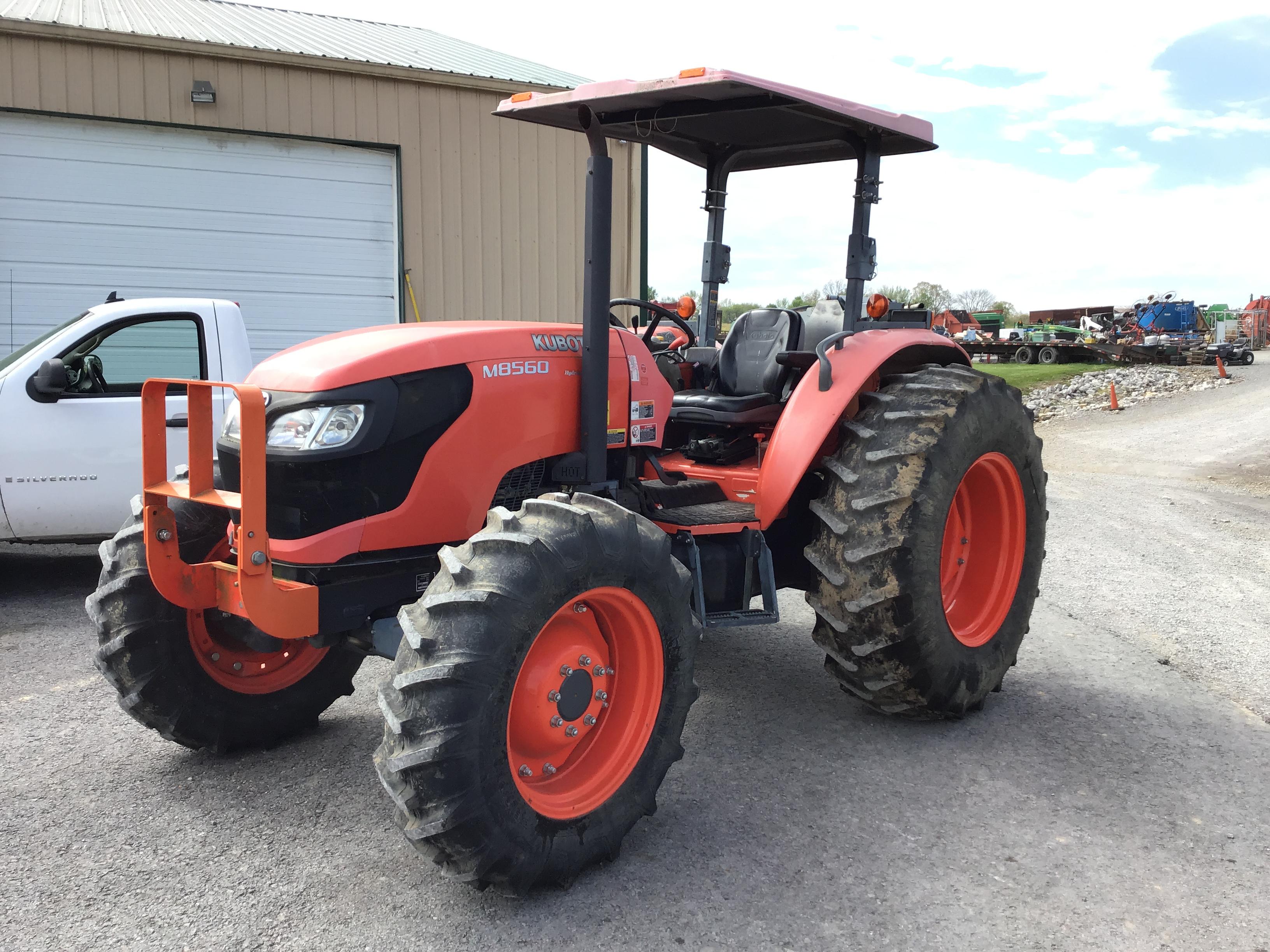 M8560 KUBOTA TRACTOR