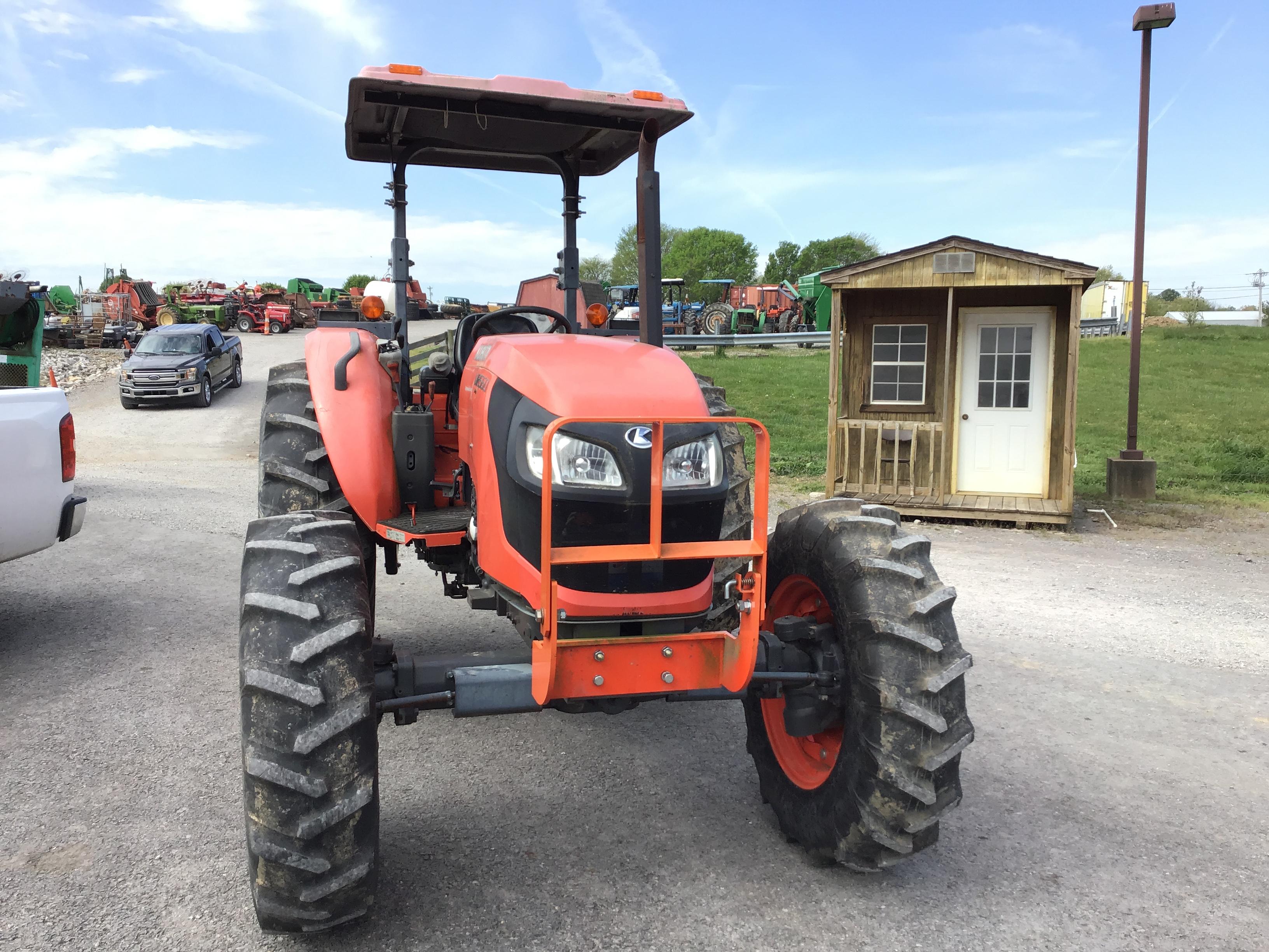 M8560 KUBOTA TRACTOR
