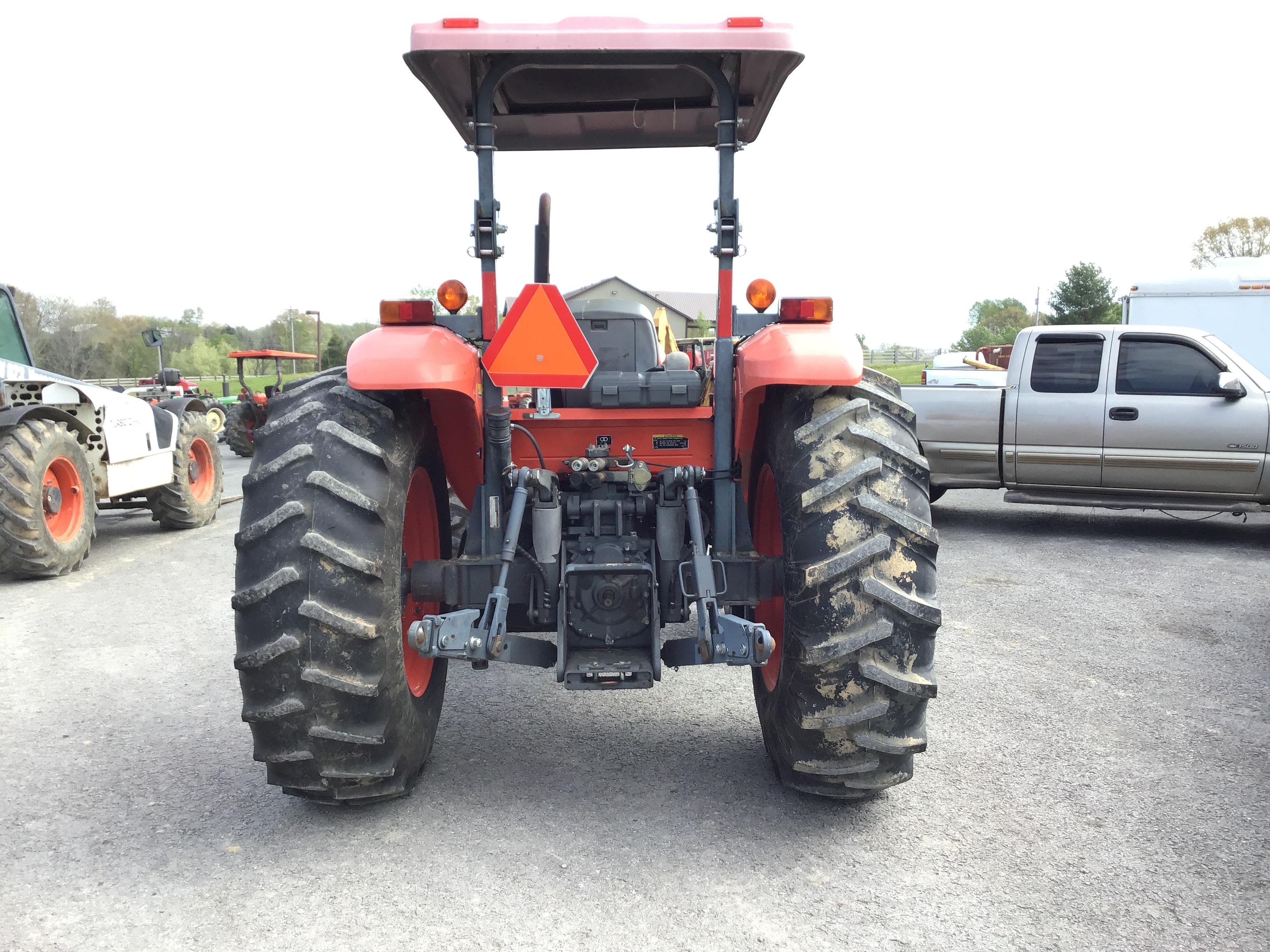 M8560 KUBOTA TRACTOR