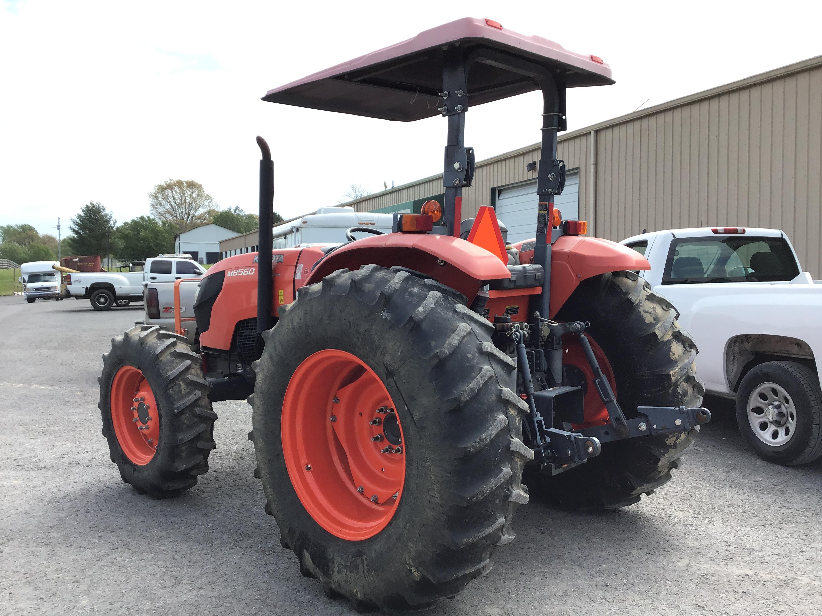 M8560 KUBOTA TRACTOR