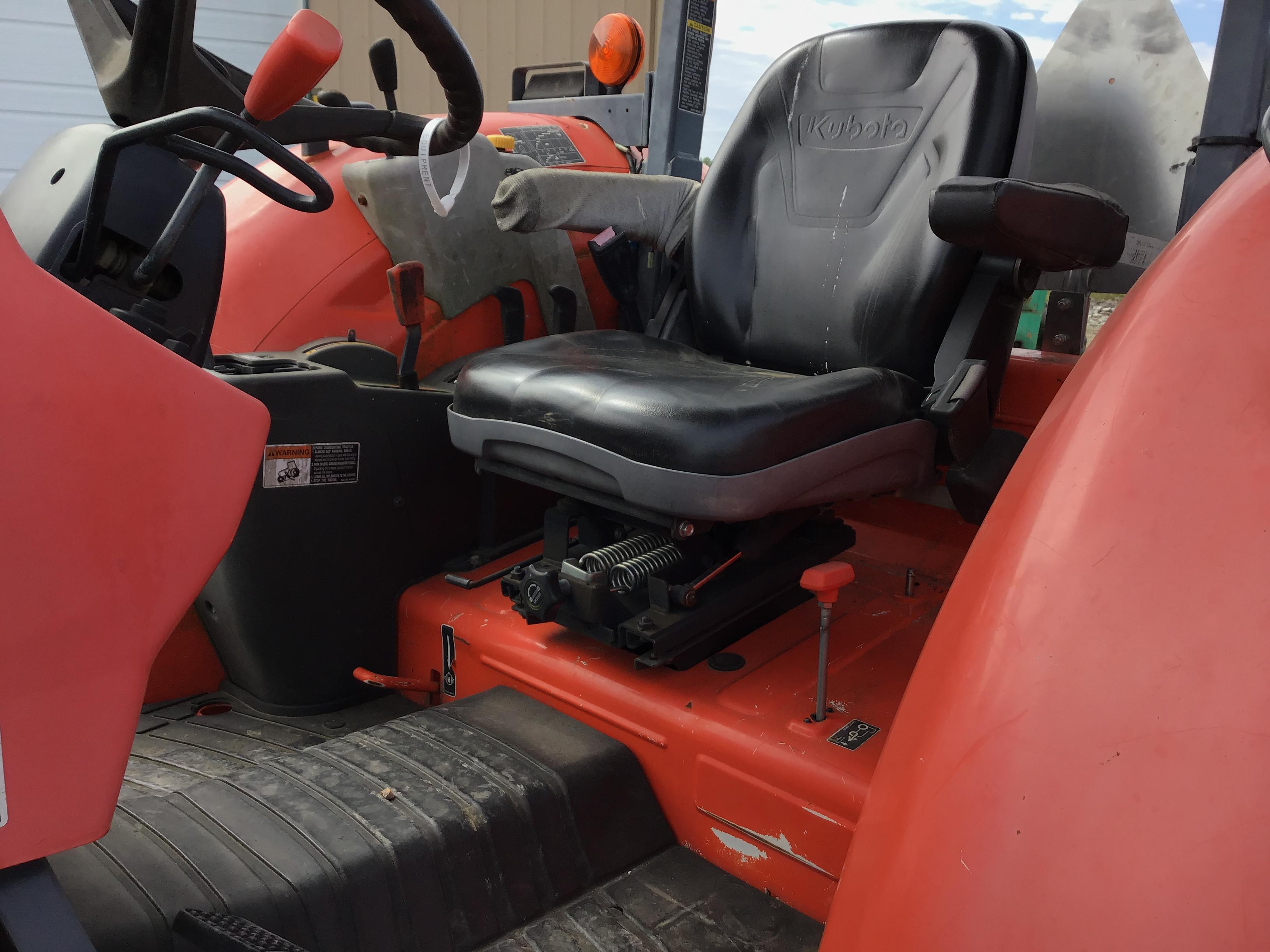 M8560 KUBOTA TRACTOR