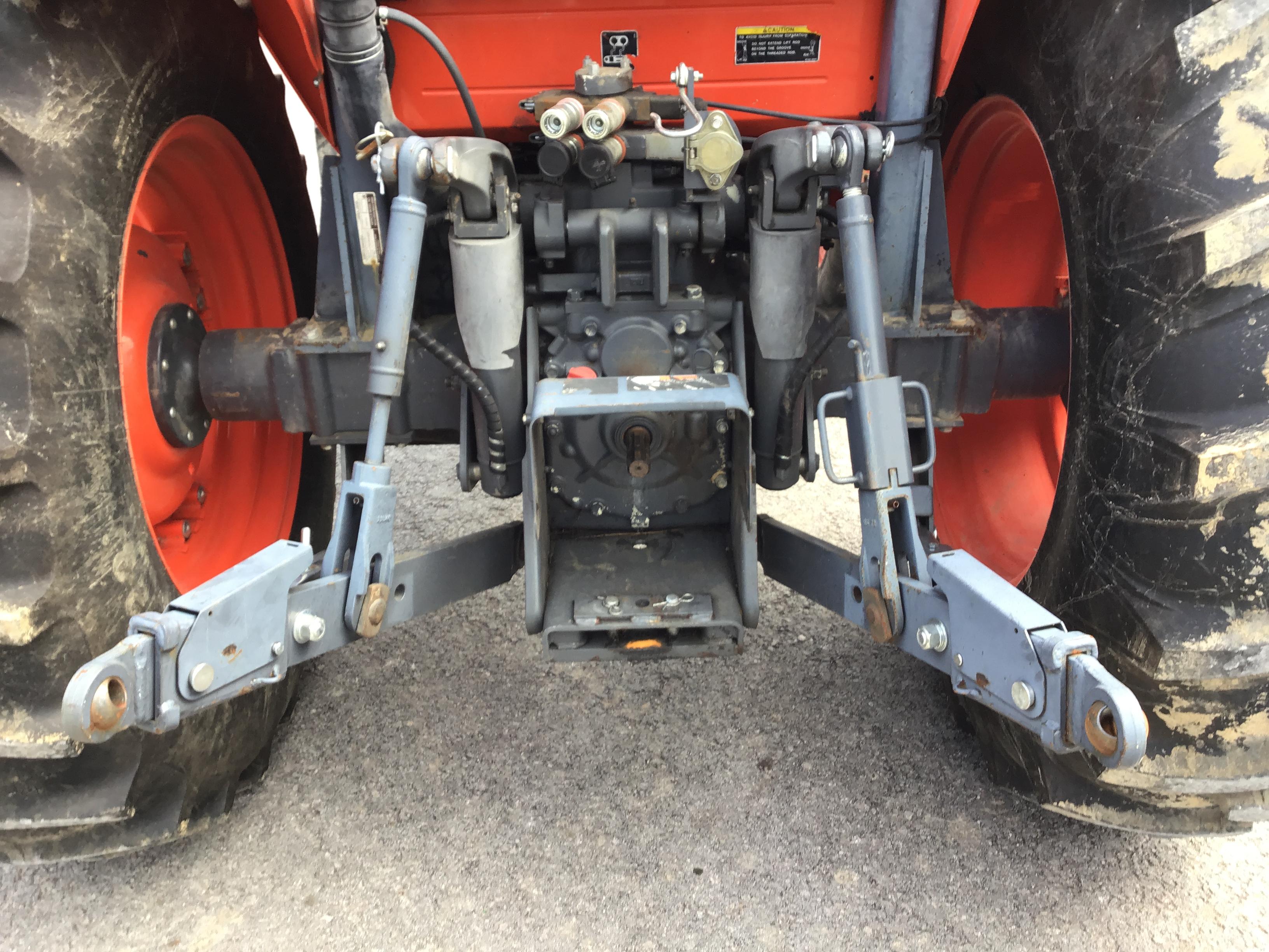 M8560 KUBOTA TRACTOR