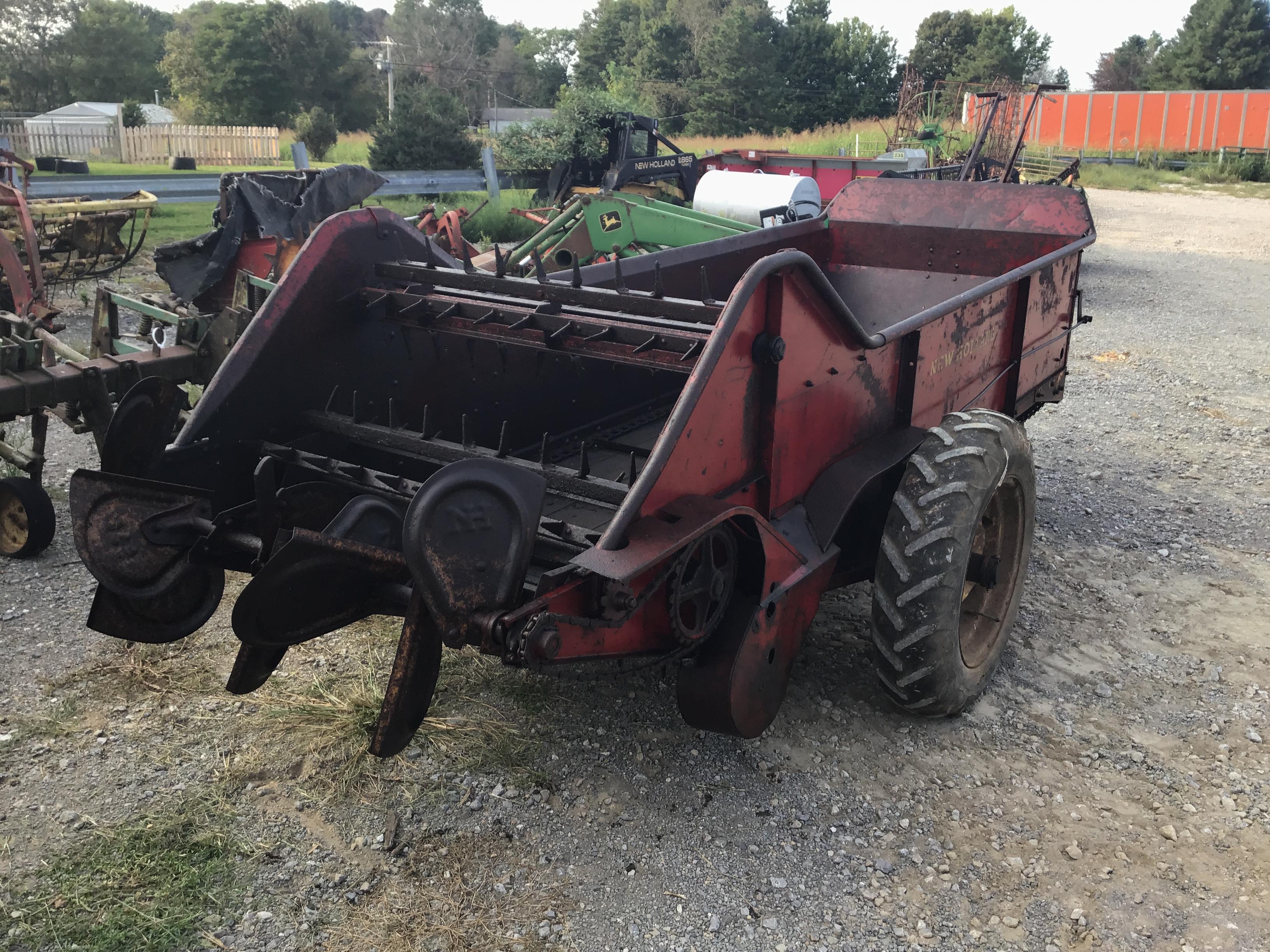 NEW HOLLAND MANURE SPREADER