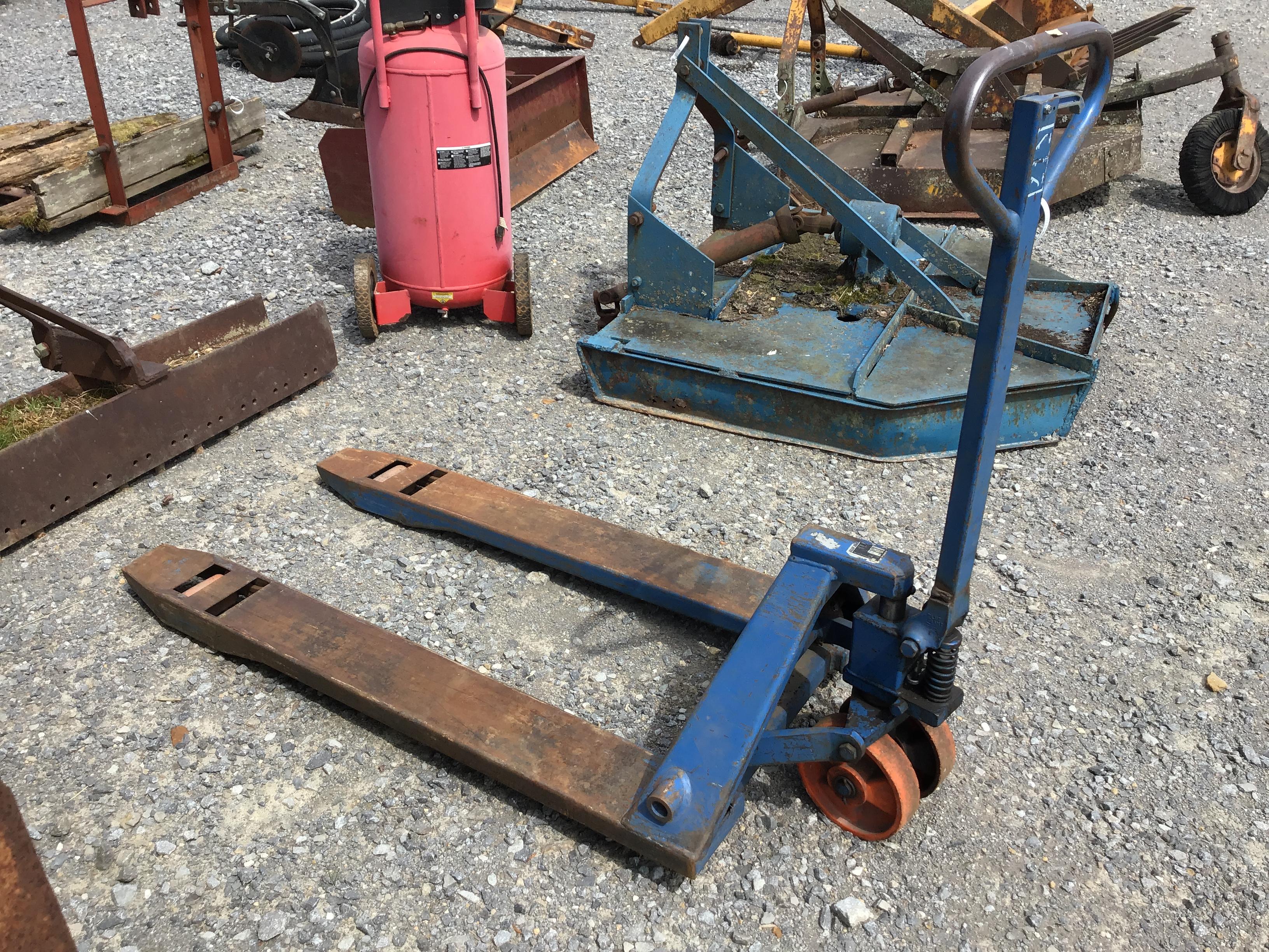 BLUE GIANT PALLET FORK LIFT