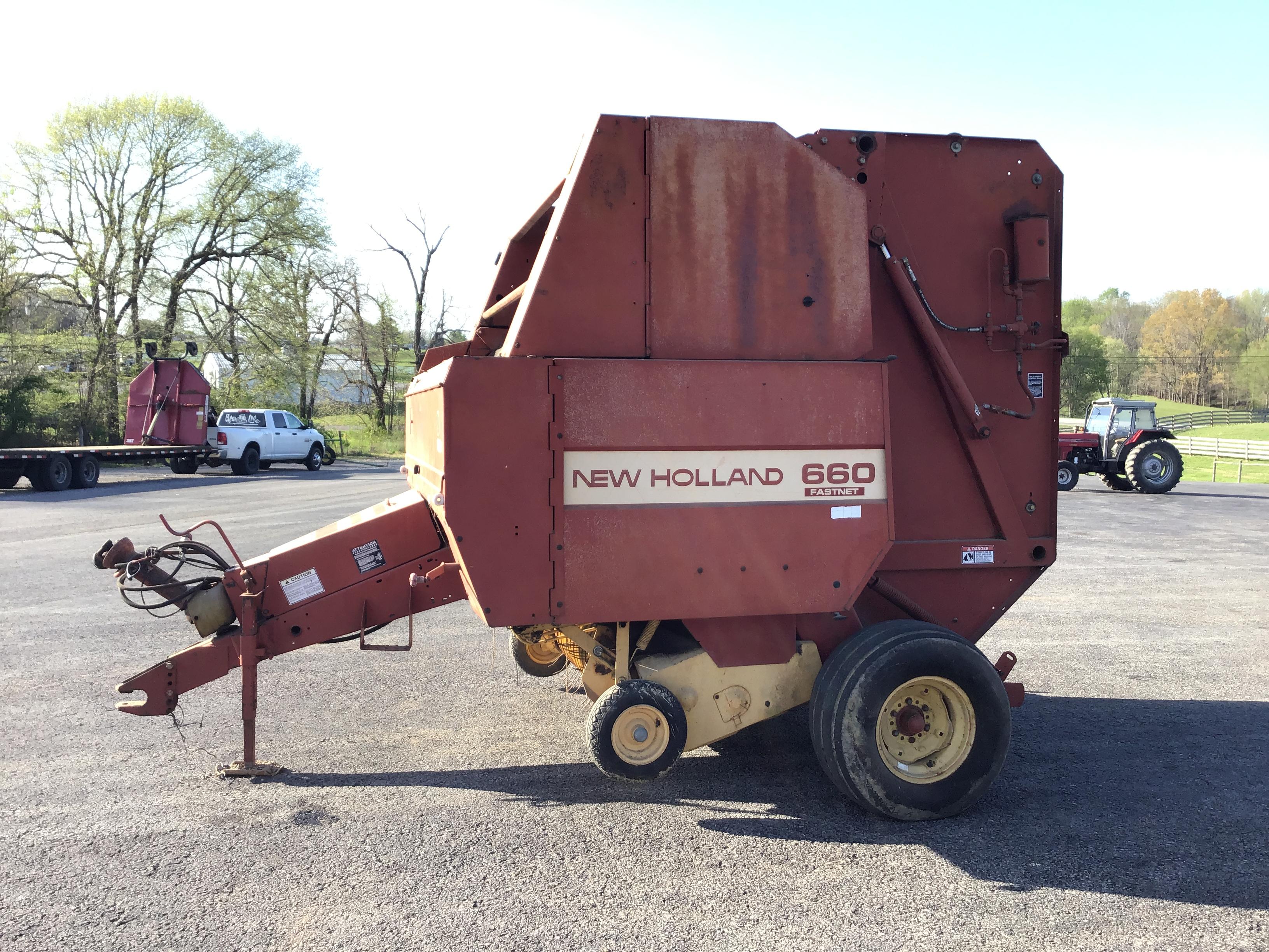660 NEW HOLLAND ROUND BALER
