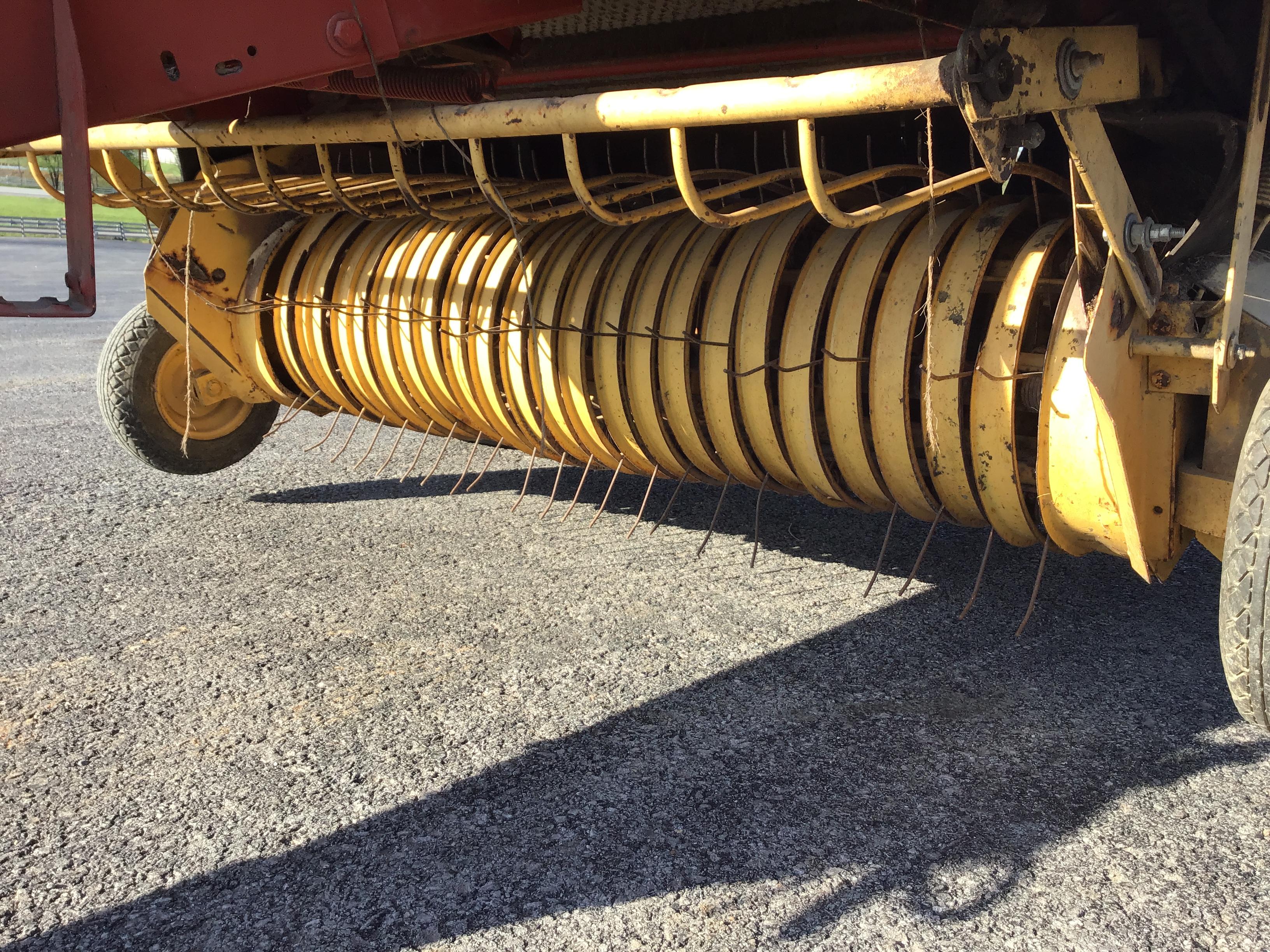 660 NEW HOLLAND ROUND BALER