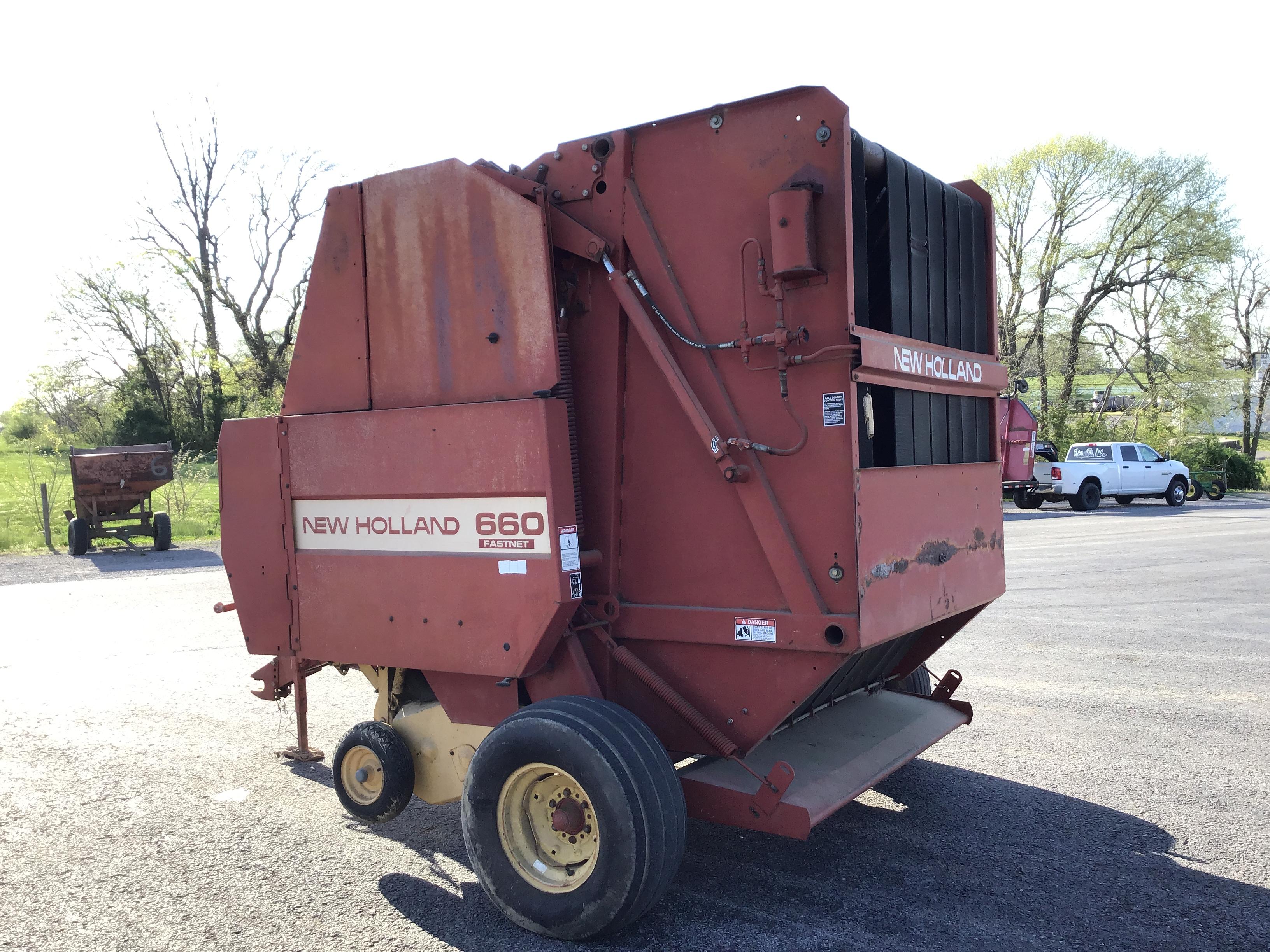 660 NEW HOLLAND ROUND BALER
