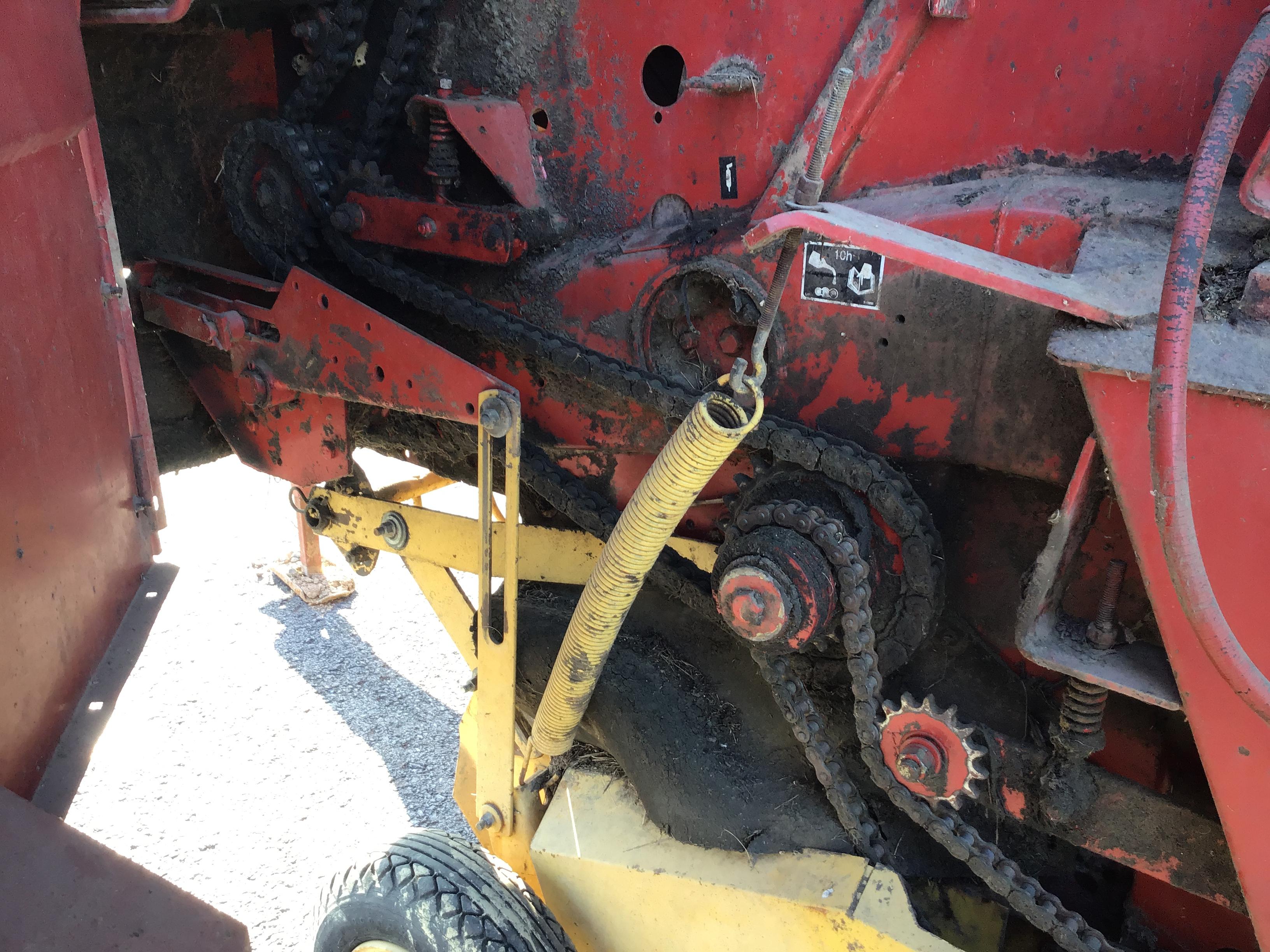 660 NEW HOLLAND ROUND BALER