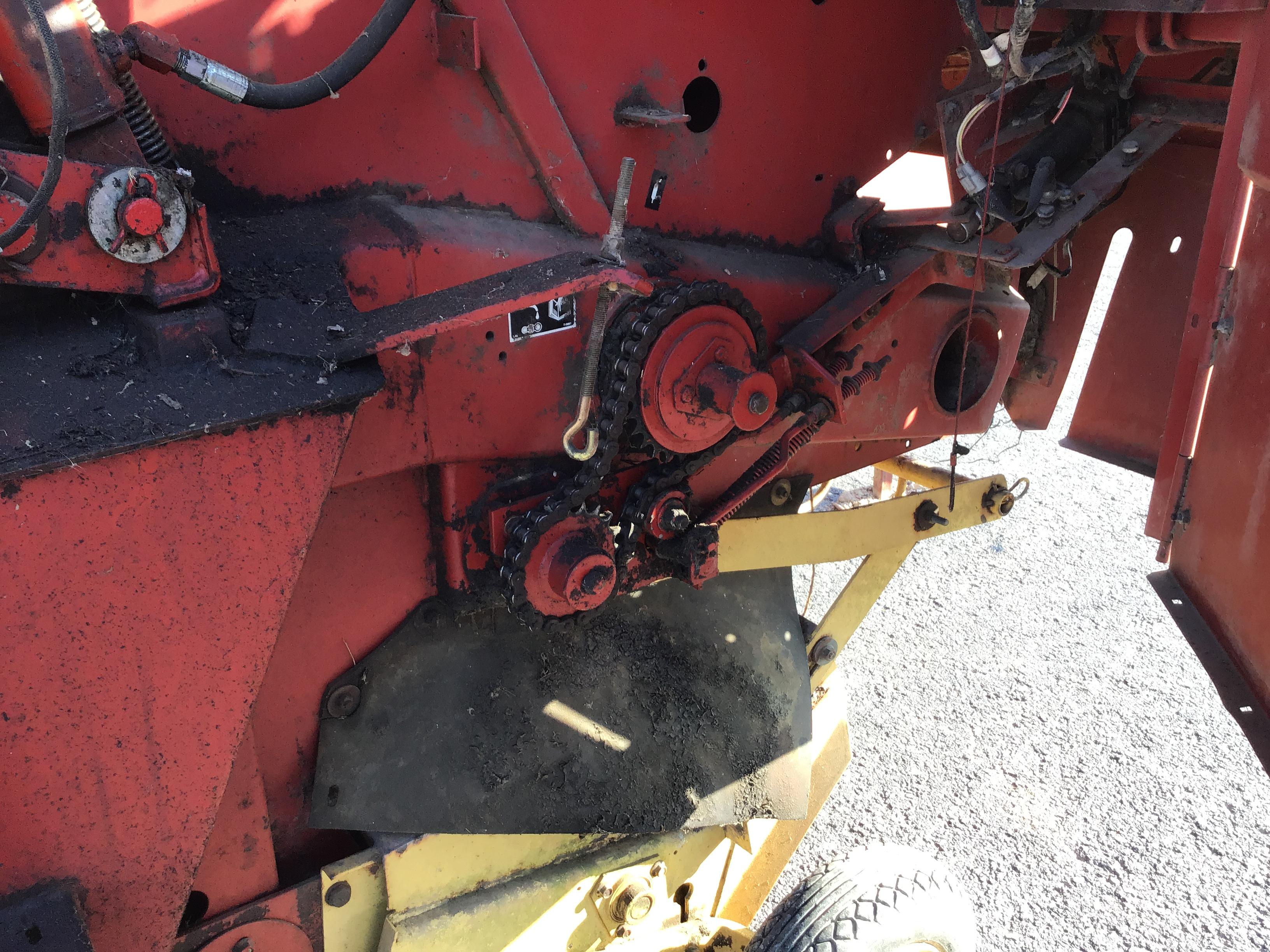 660 NEW HOLLAND ROUND BALER