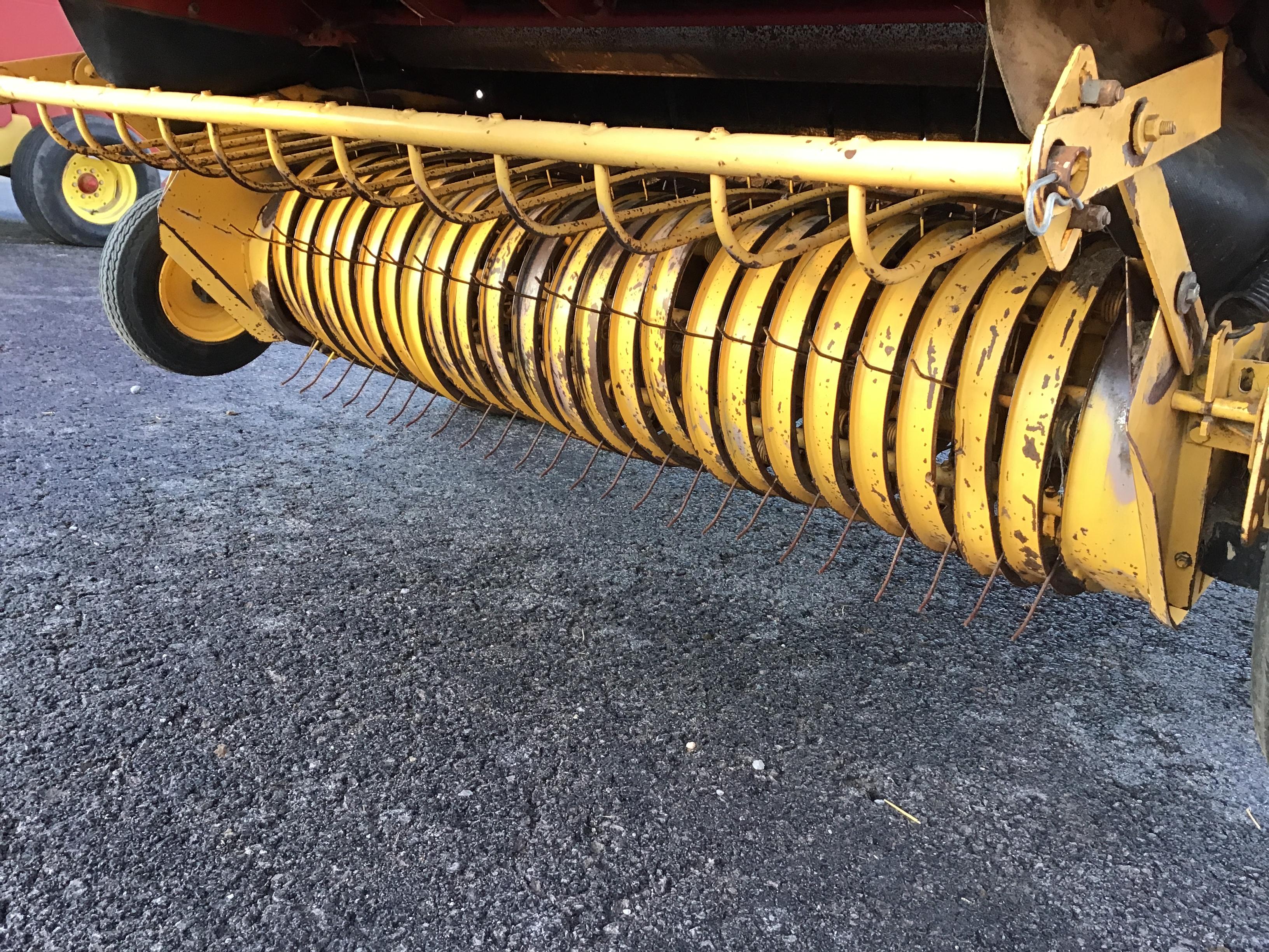 BR780 NEW HOLLAND ROUND BALER