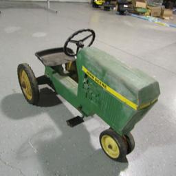 JOHN DEERE PEDAL TRACTOR