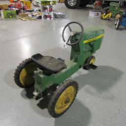 JOHN DEERE PEDAL TRACTOR