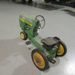 JOHN DEERE PEDAL TRACTOR