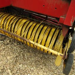 853 NEW HOLLAND ROUND BALER