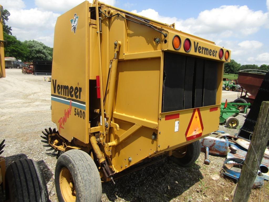 5400 VERMEER HAY ROLLER W/ TIE BOX