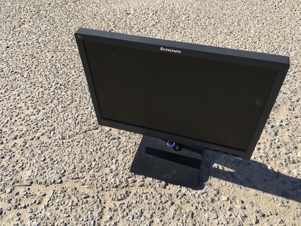 School Surplus Monitors - Dozens Lenovo's