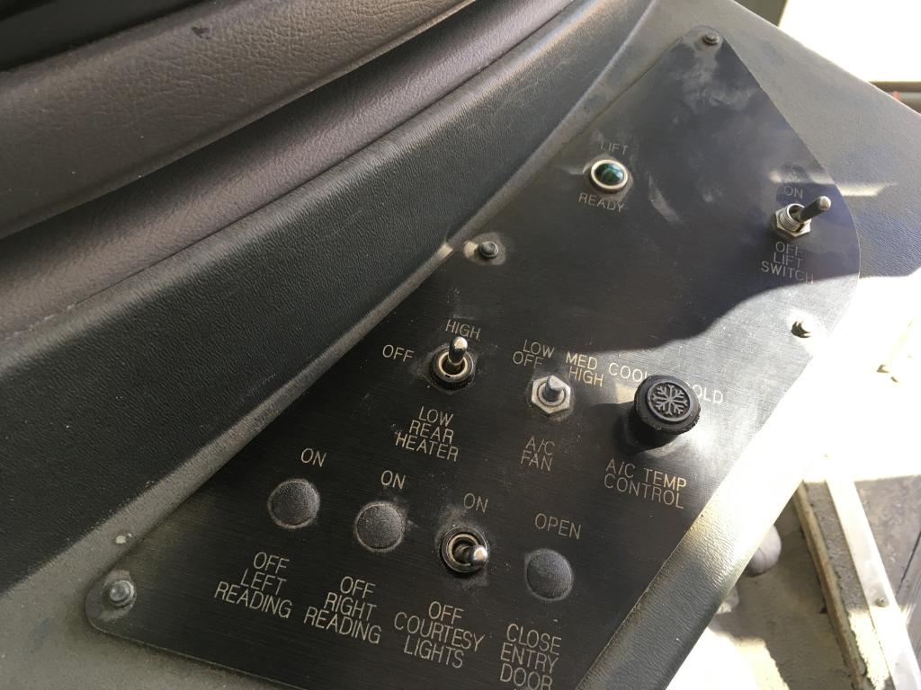 1999 Ford E350 Shuttle Bus w/ Lift