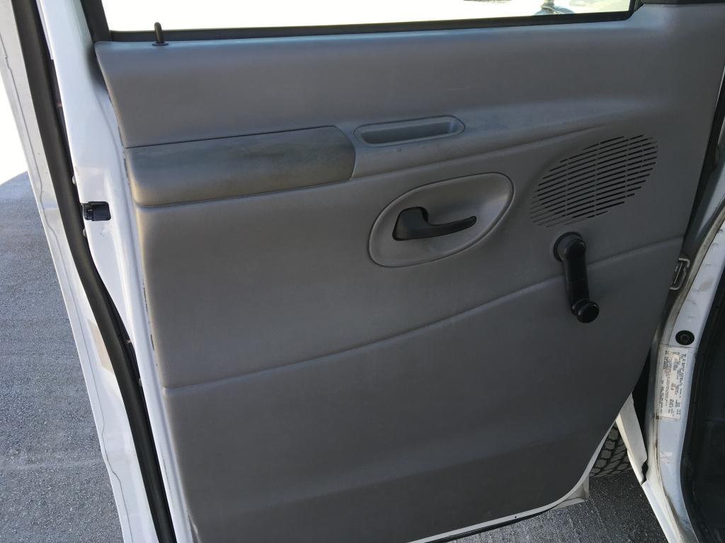 1999 Ford E350 Shuttle Bus w/ Lift