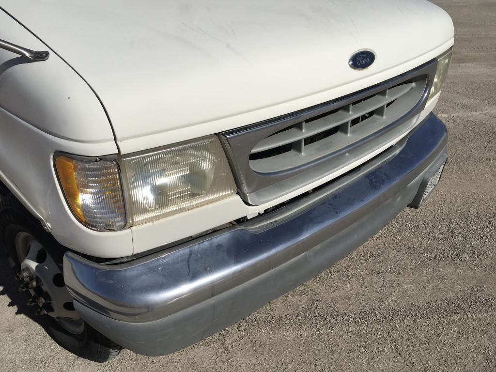 1999 Ford E350 Shuttle Bus w/ Lift