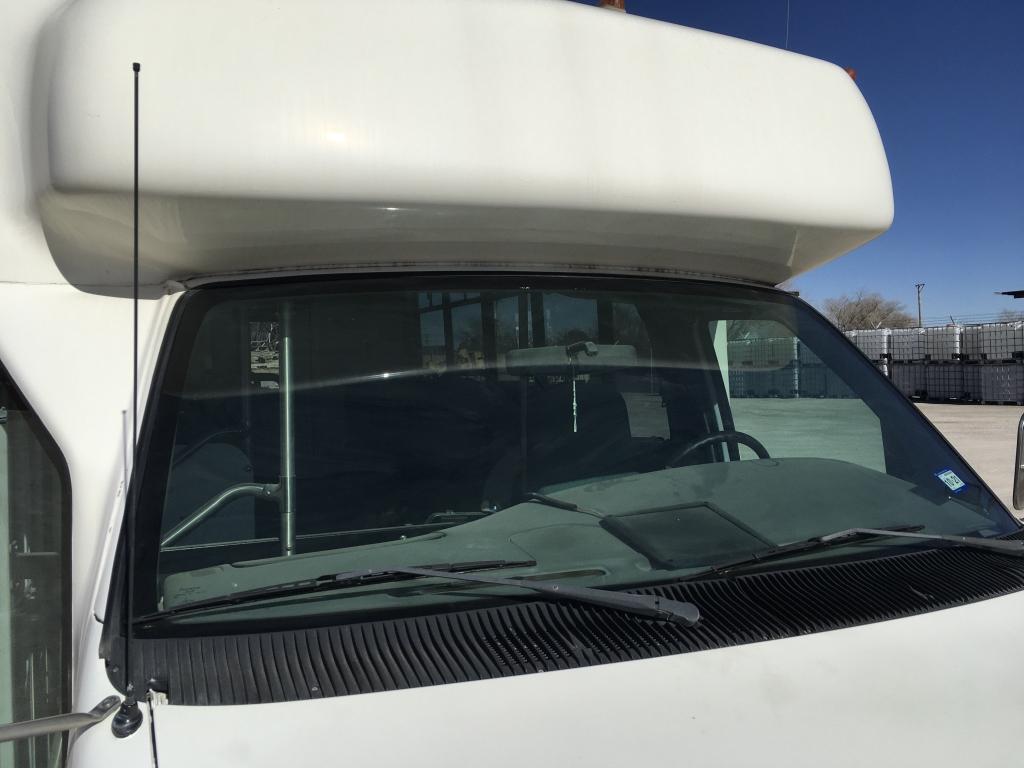 1999 Ford E350 Shuttle Bus w/ Lift