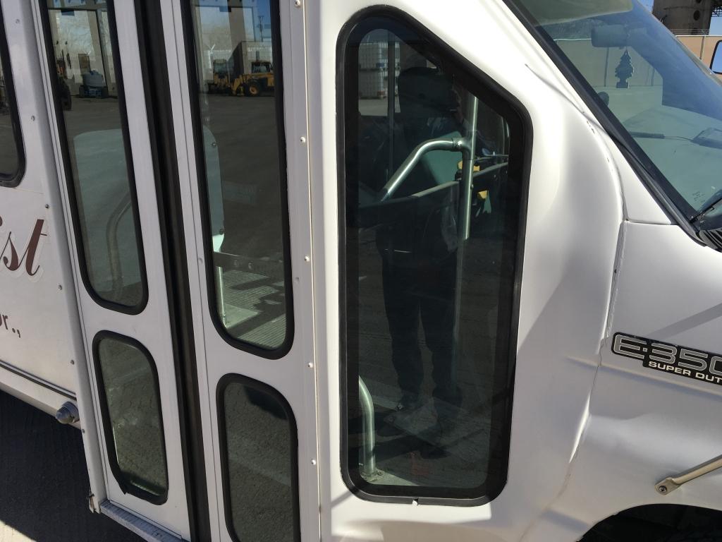 1999 Ford E350 Shuttle Bus w/ Lift