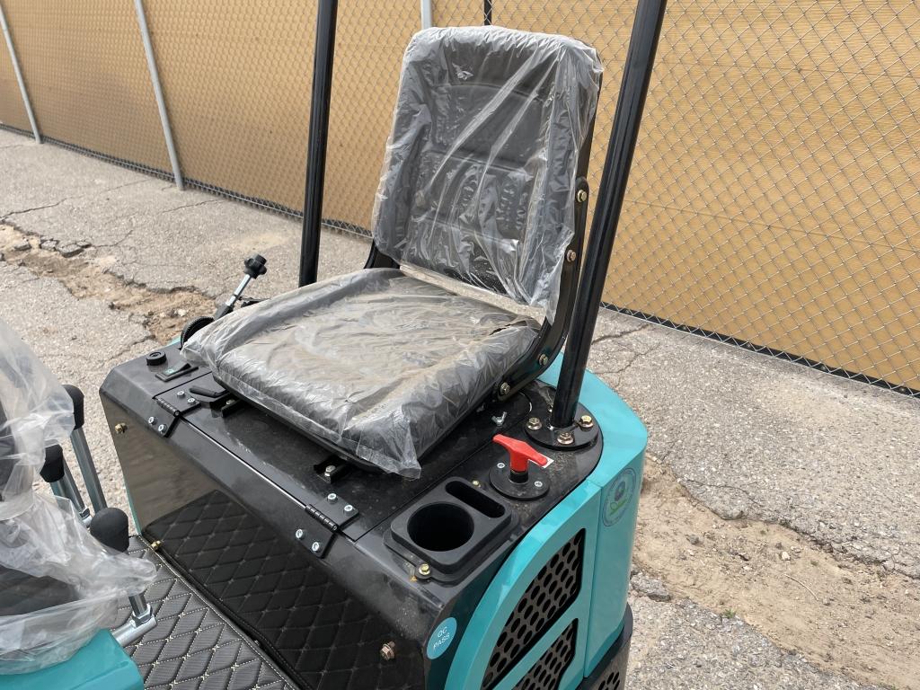 UNUSED 2023 AGT 13.5HP Gas Mini-Excavator QH12