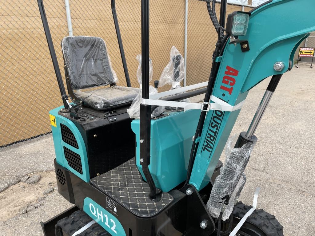 UNUSED 2023 AGT 13.5HP Gas Mini-Excavator QH12