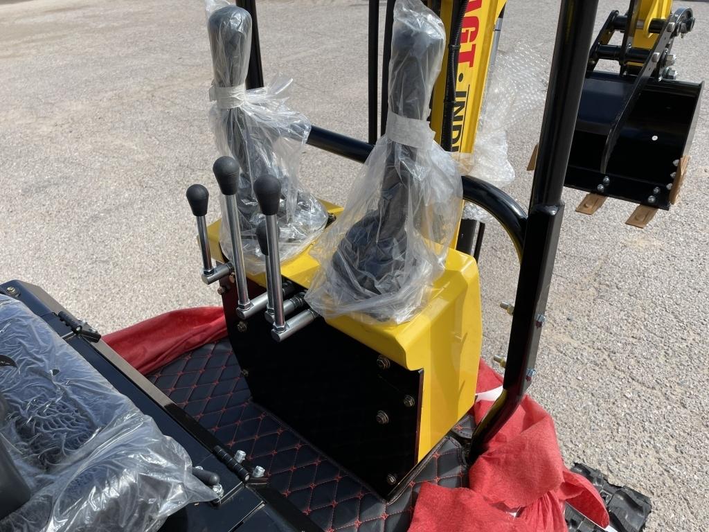 UNUSED 2023 AGT 13.5HP Gas Mini-Excavator QH12