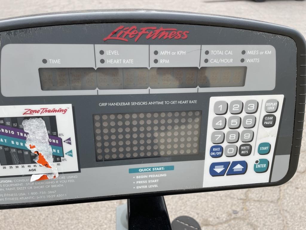 Life Fitness 9500HR Exercise Bike