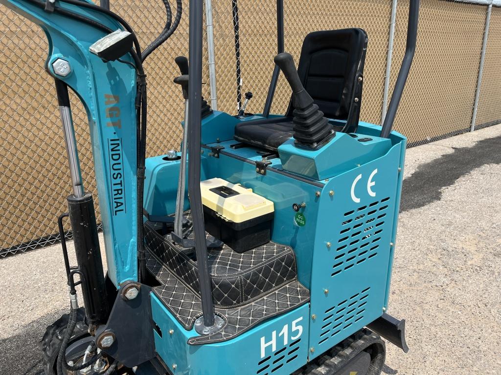 UNUSED 2023 AGT 15HP Gas Mini-Excavator H15