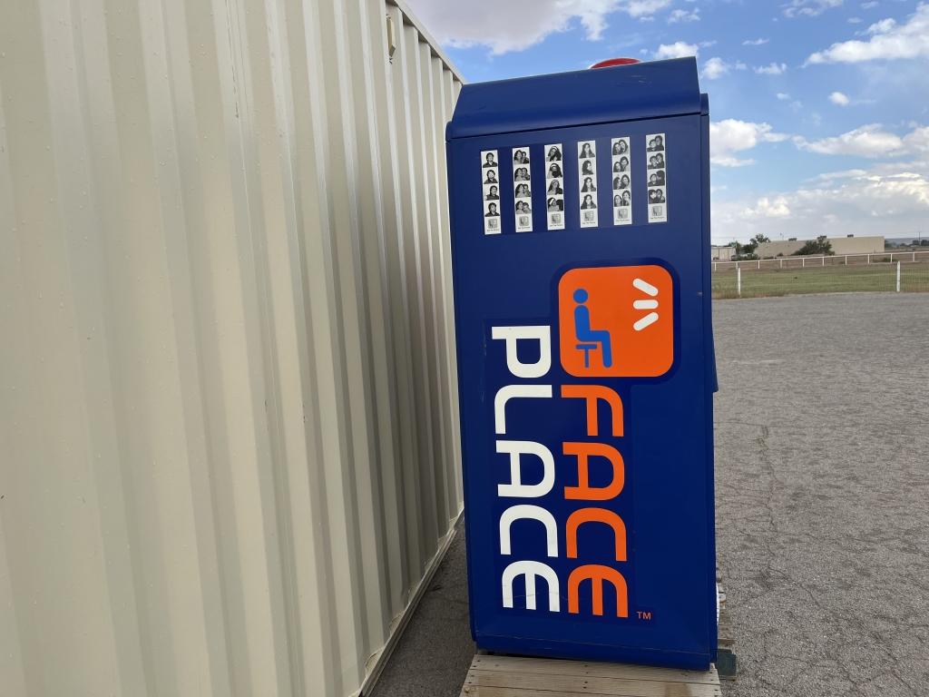 Face Place Commercial Photo Booth -DBP1-BW