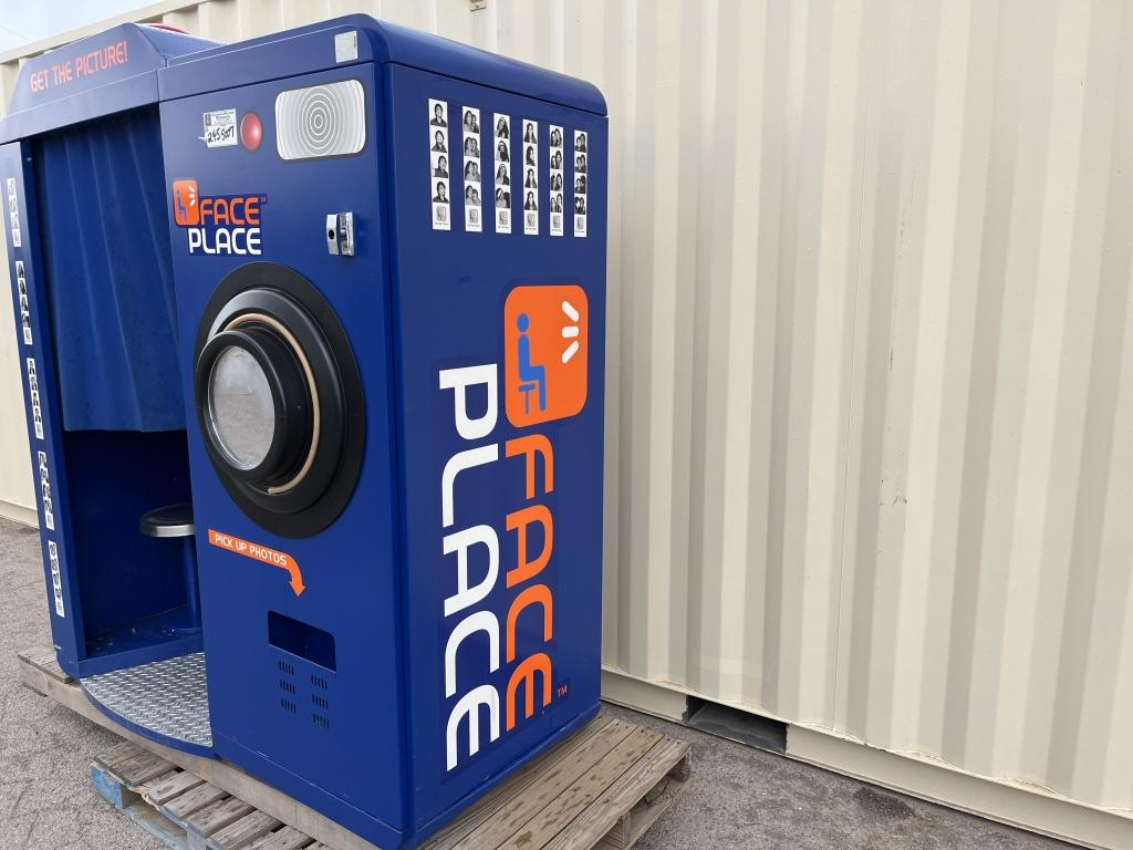 Face Place Commercial Photo Booth -DBP1-BW