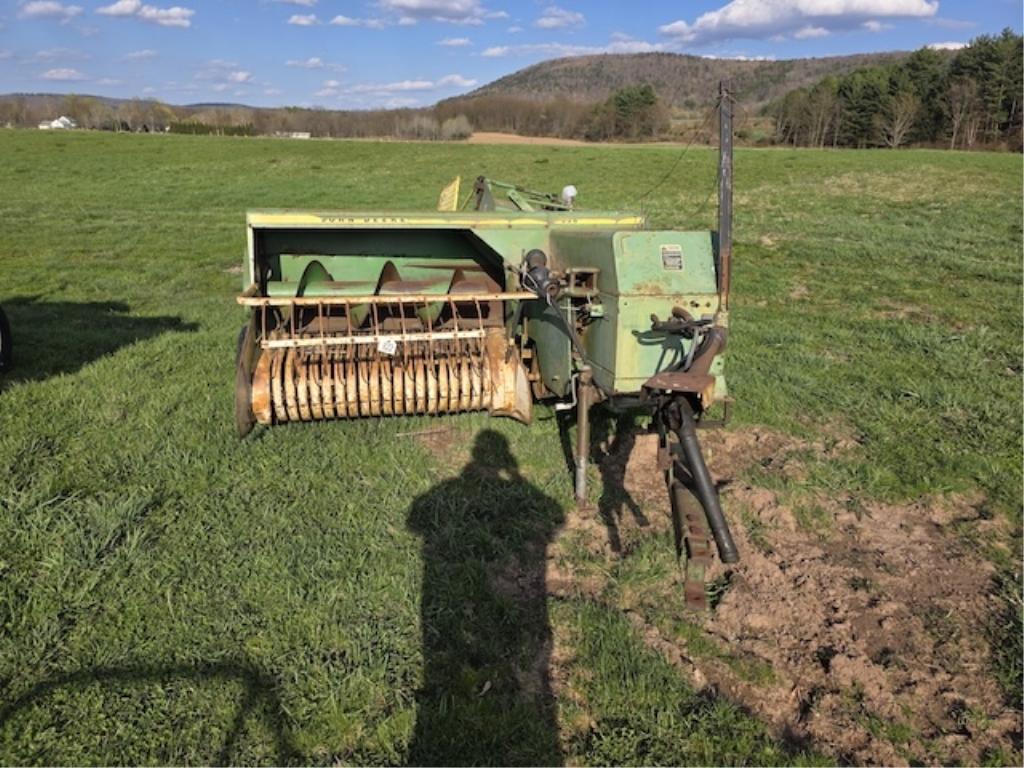 John Deere 336 Baler