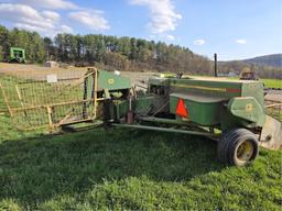 John Deere 336 Baler