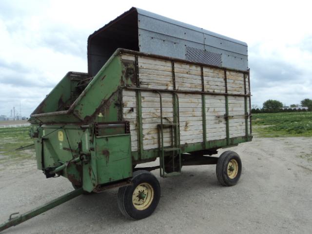 John Deere 112 forage wagon
