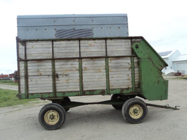 John Deere 112 forage wagon