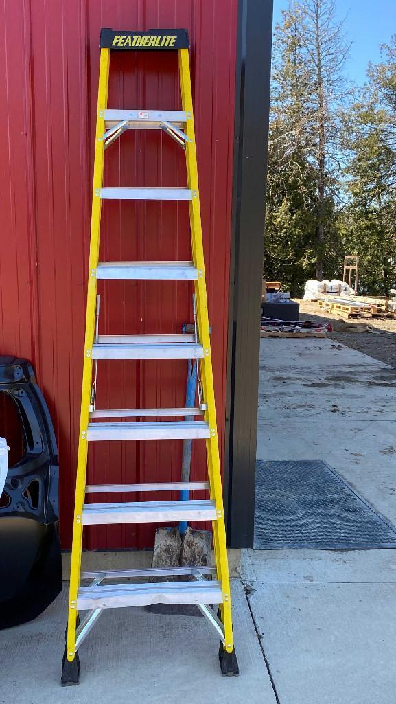 8 FT FEATHERLITE LADDER