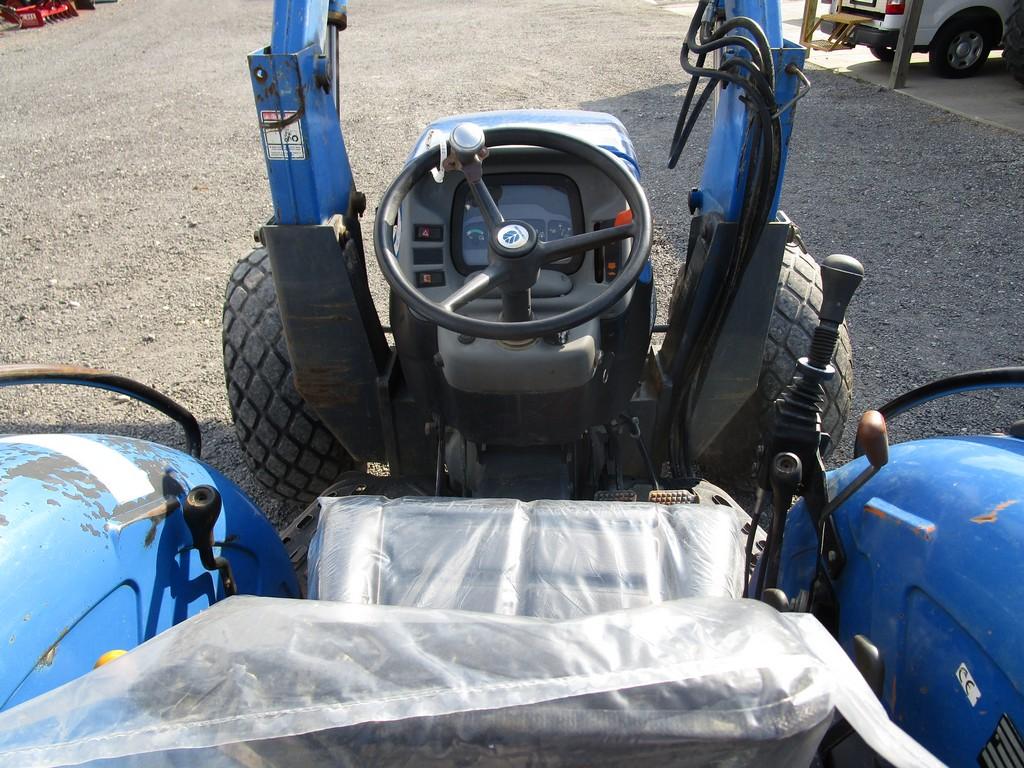 NEW HOLLAND TN65 4X4 W/ LOADER