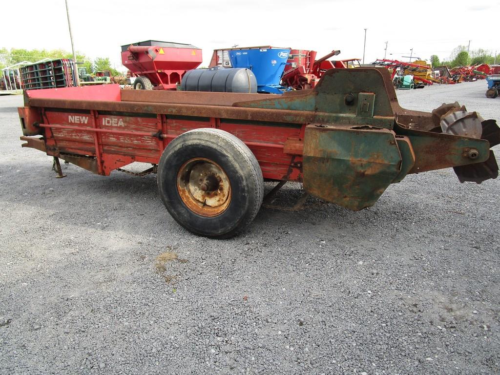 New Idea 213 Spreader