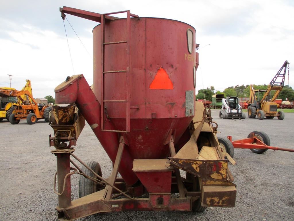 New Holland 352 Grinder Mixer