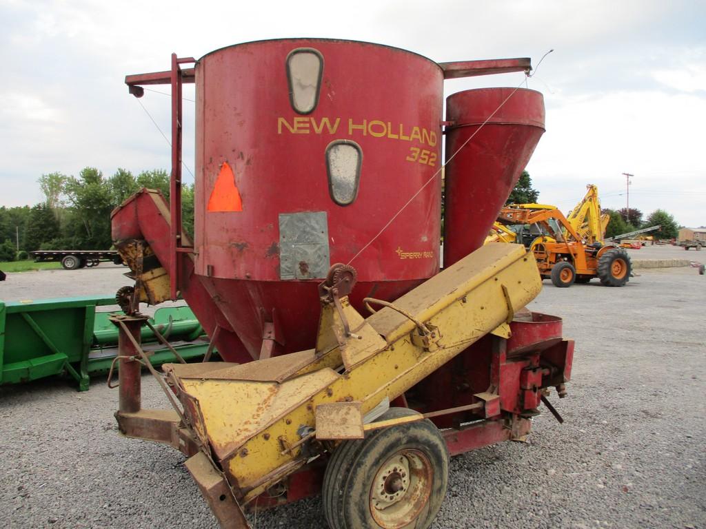 New Holland 352 Grinder Mixer