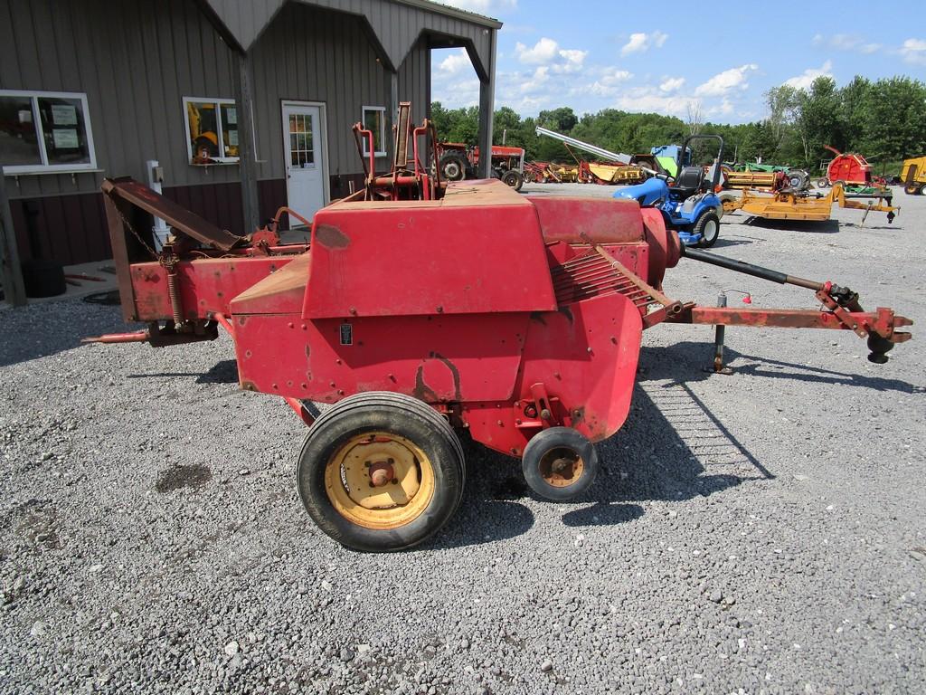MF 124 SQ Baler